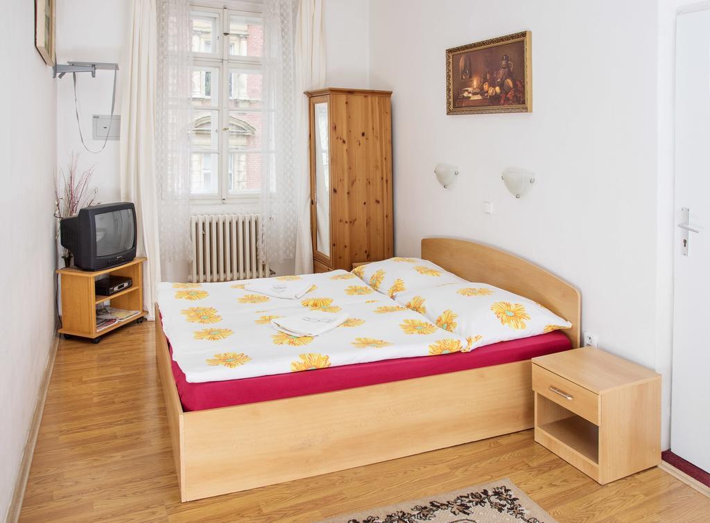 Charles Bridge Bed And Breakfast ปราก ภายนอก รูปภาพ